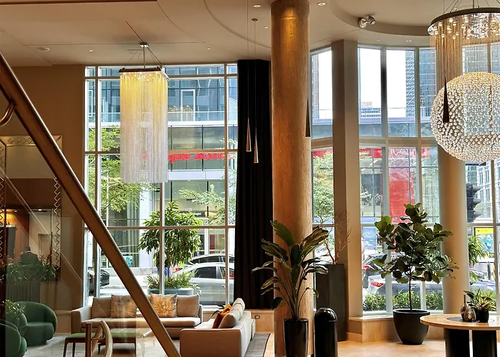 Warwick Le Crystal - Montreal